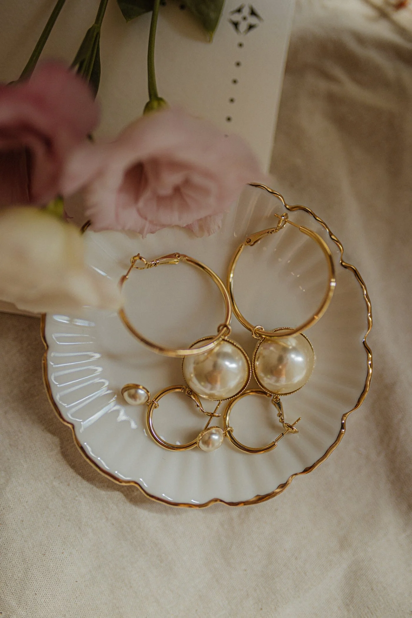 NÉLYA - Petites boucles d'oreilles créoles perles plaqué argent | Doré