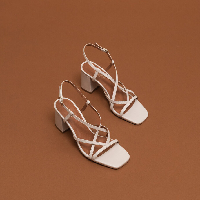 Sandales à talons et brides  en cuir vieilli écru