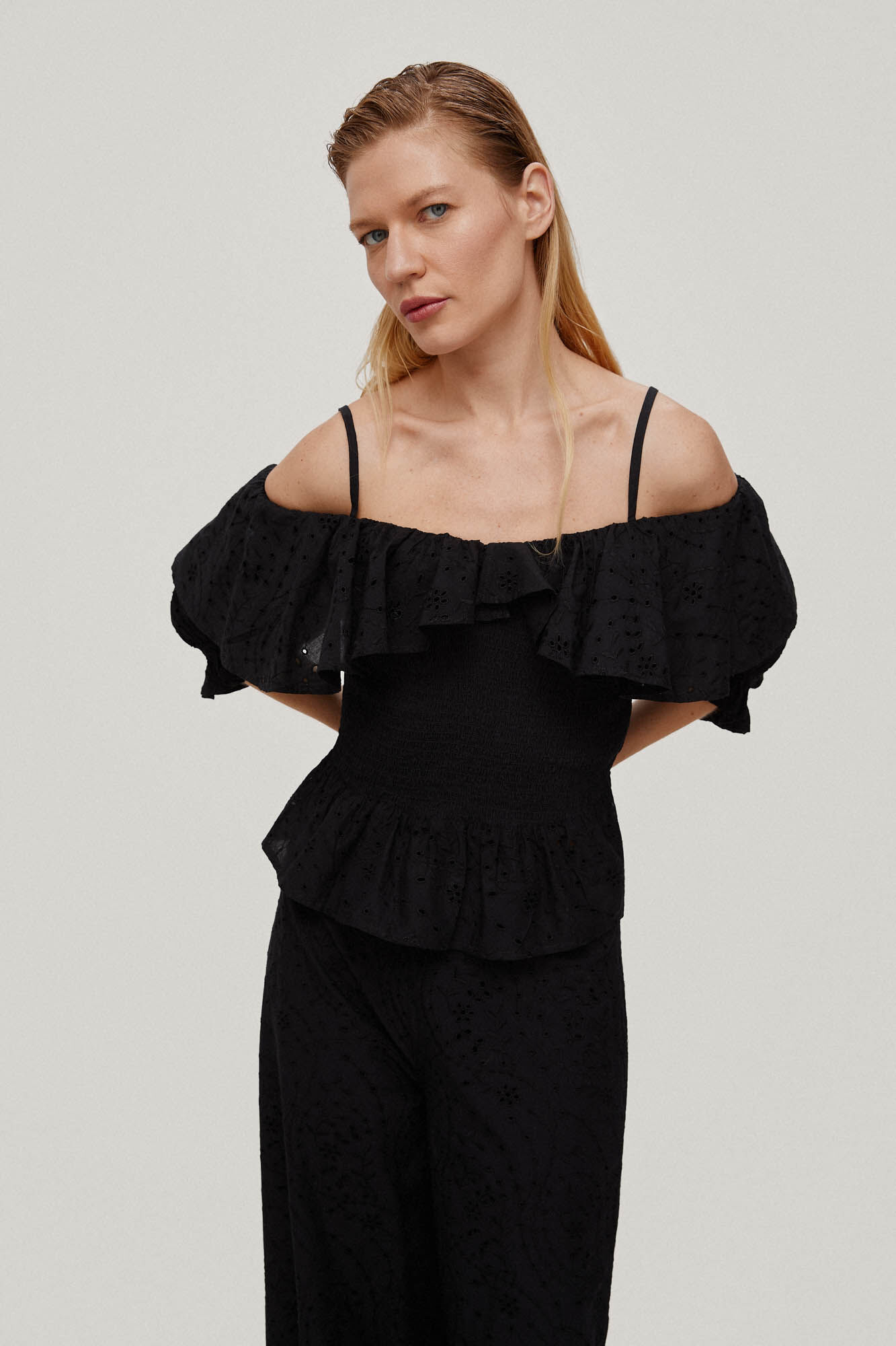 Blusa ombro a ombro com babados - Preta