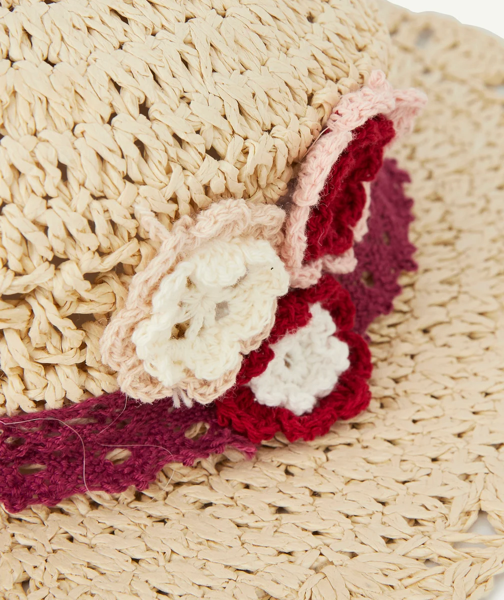 LE CHAPEAU DE PAILLE AVEC BANDE ET FLEURS BRODÉES