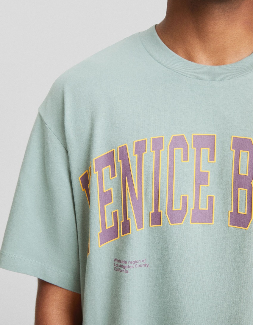 Camiseta de manga curta com estampa e modelagem quadrada