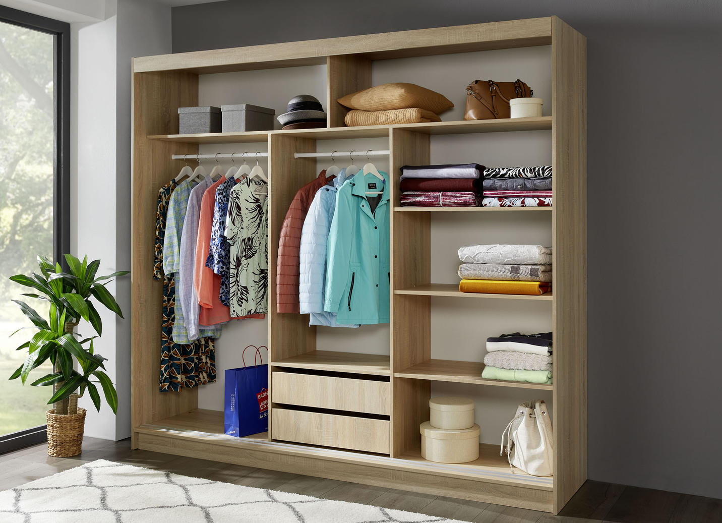 Durchdachter Schwebetürenschrank mit Spiegelfront