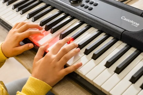 Casio LK-S450, Digital synthesizer, Kor, Flanger/Digital signalbehandling (DSP), Efterklang, 5 W, Sort, LCD, Vekselstrøm, Batteri