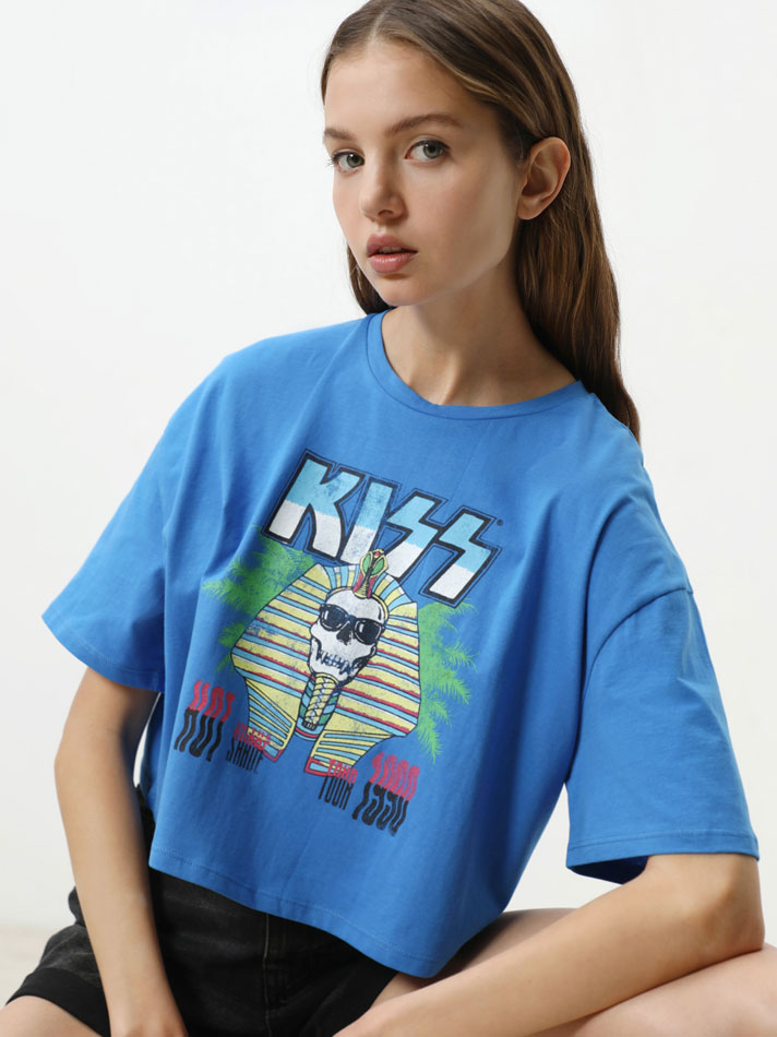 Camiseta cropped com estampa Kiss Universal - Azul Royal
