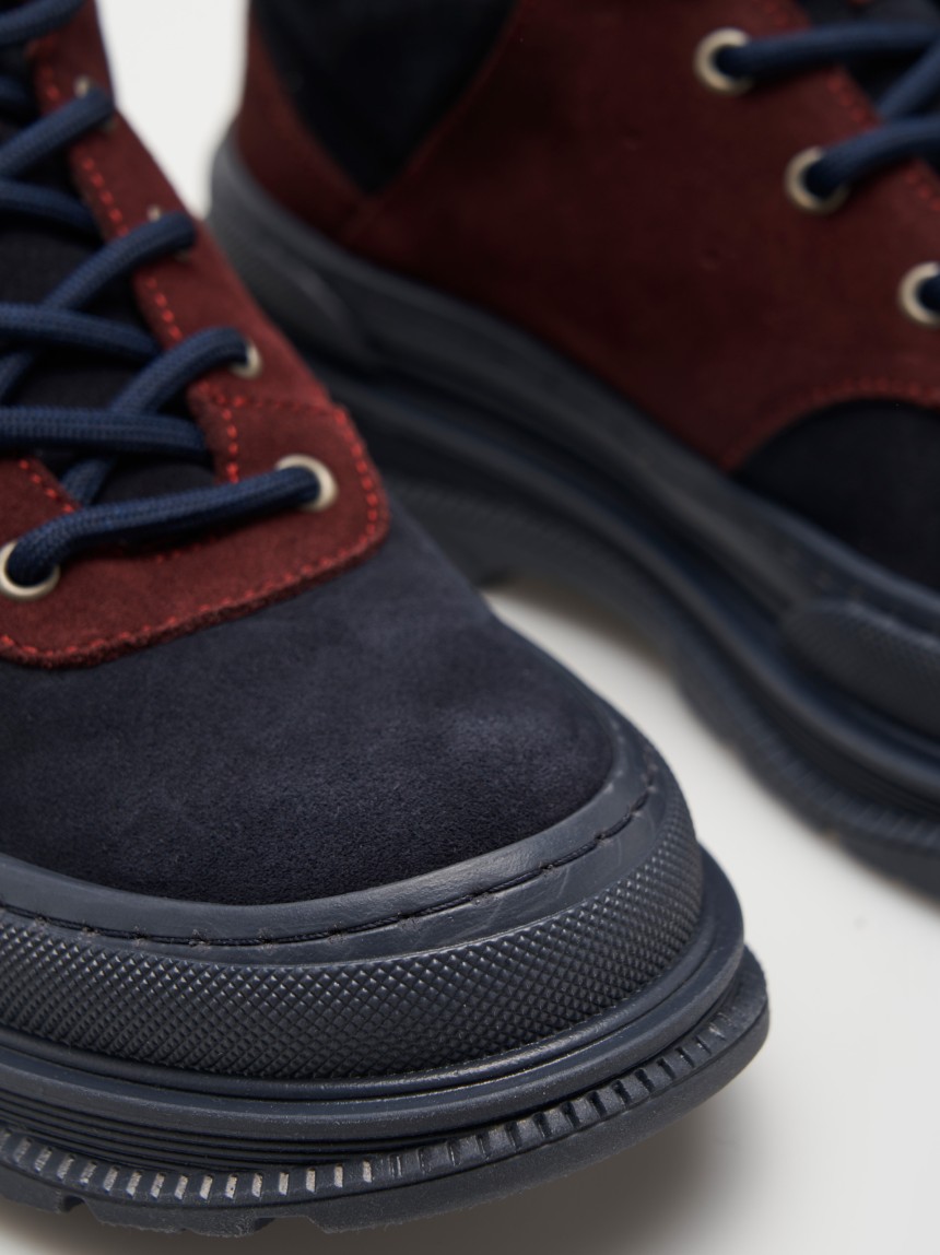 Botas bicolor com cordões em camurça