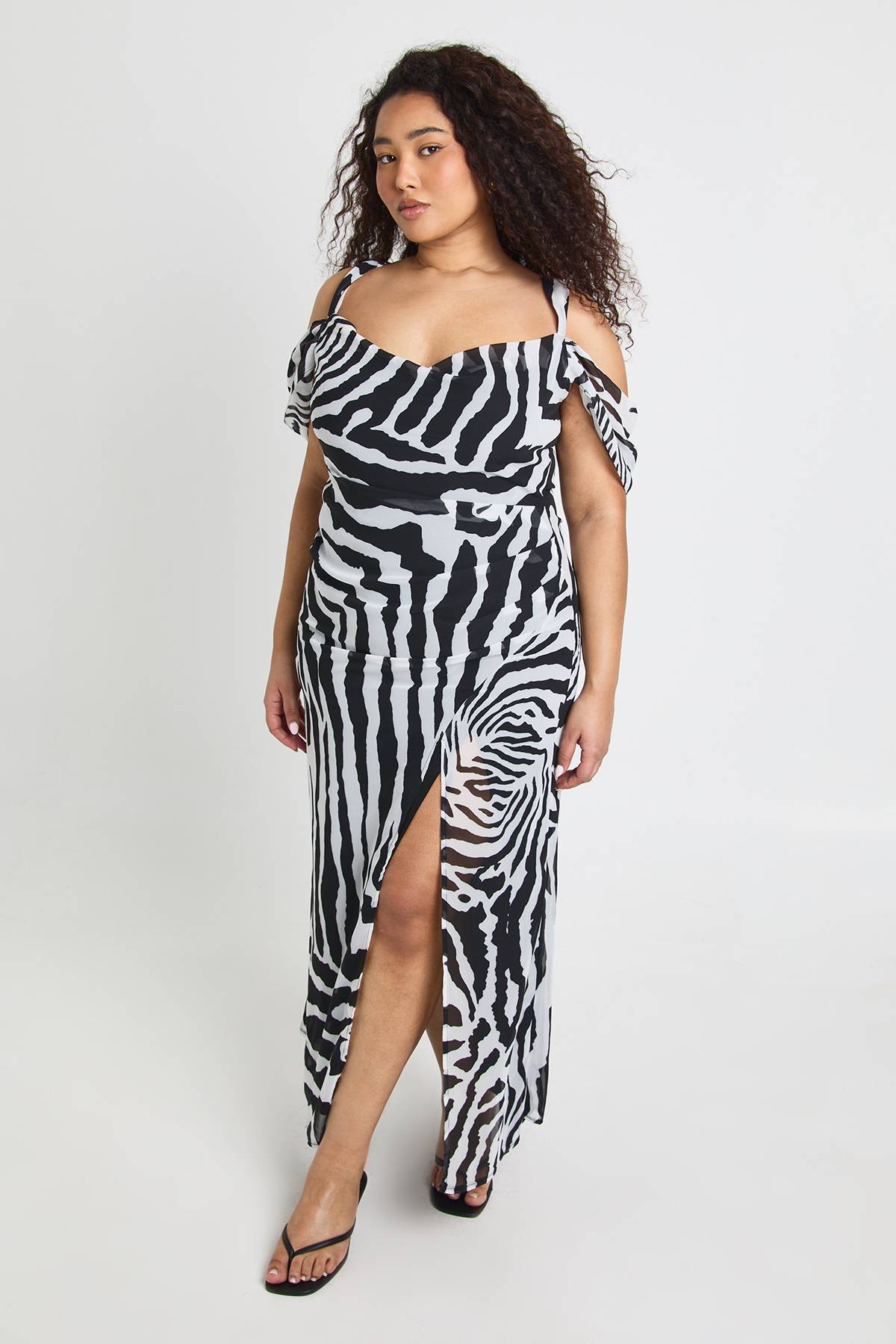 boohoo Robe Maxi Grande Taille En Mousseline Imprimé Zèbre À Épaules Dénudées Et Côtés Froncés