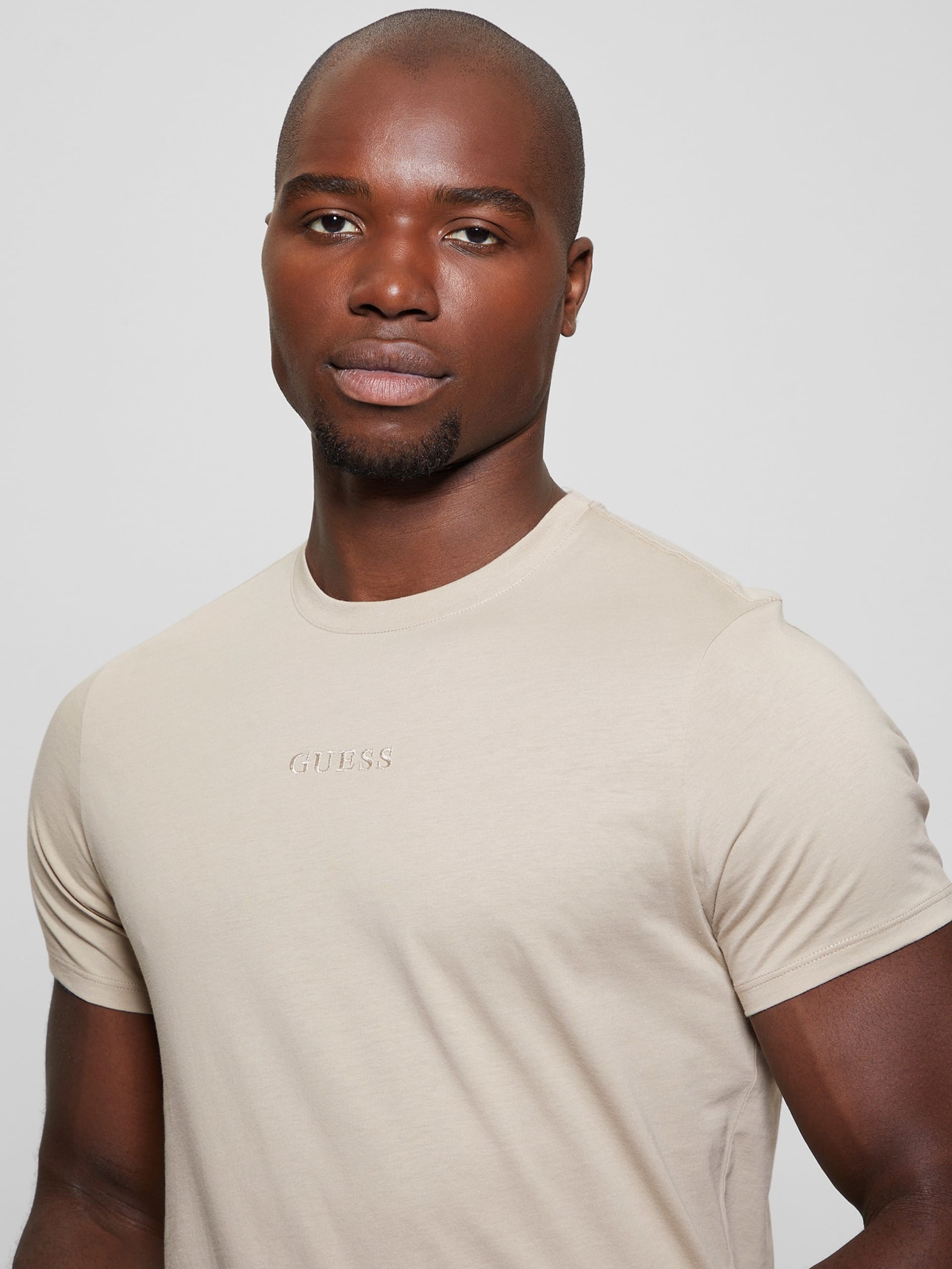 Camiseta com assinatura bordada