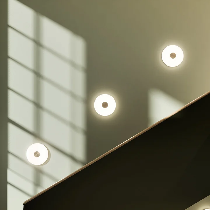 Northern - Glint LED Wandleuchte, large, opalweiss / Messing, Ø 36 cm