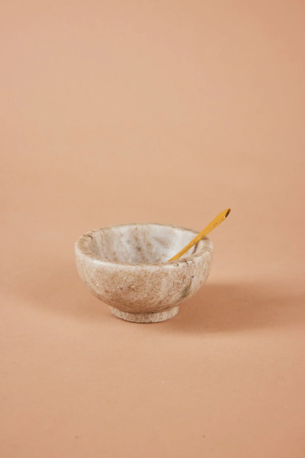 Bahne Interior  Saltskål i marmor med guldske, beige - Ø:7,5 cm.