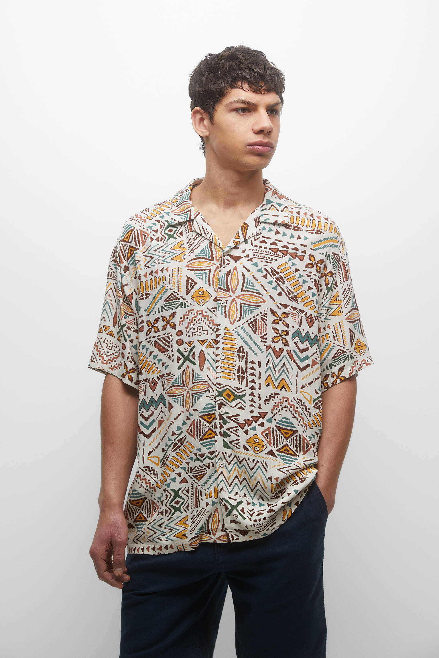 CAMISA ESTAMPADA DE MANGA CURTA - BRANCA SUJA