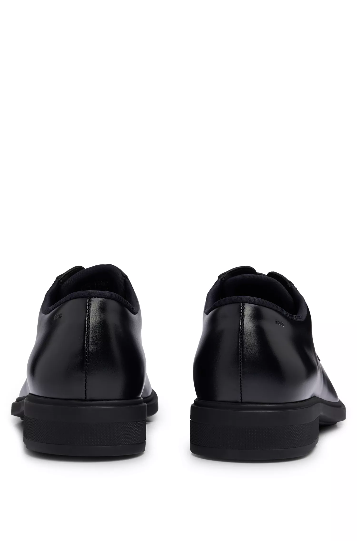 Sapatos Derby BOSS pretos, fabricados na Itália, em couro com detalhes em debrum.