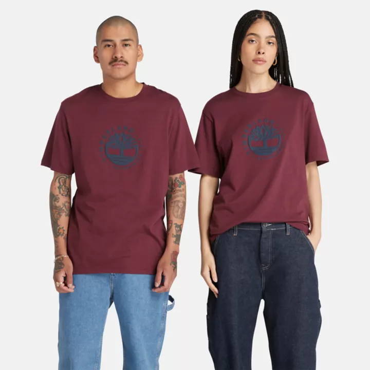 Camiseta Tencel x Refibra com estampa gráfica na cor bordô.
