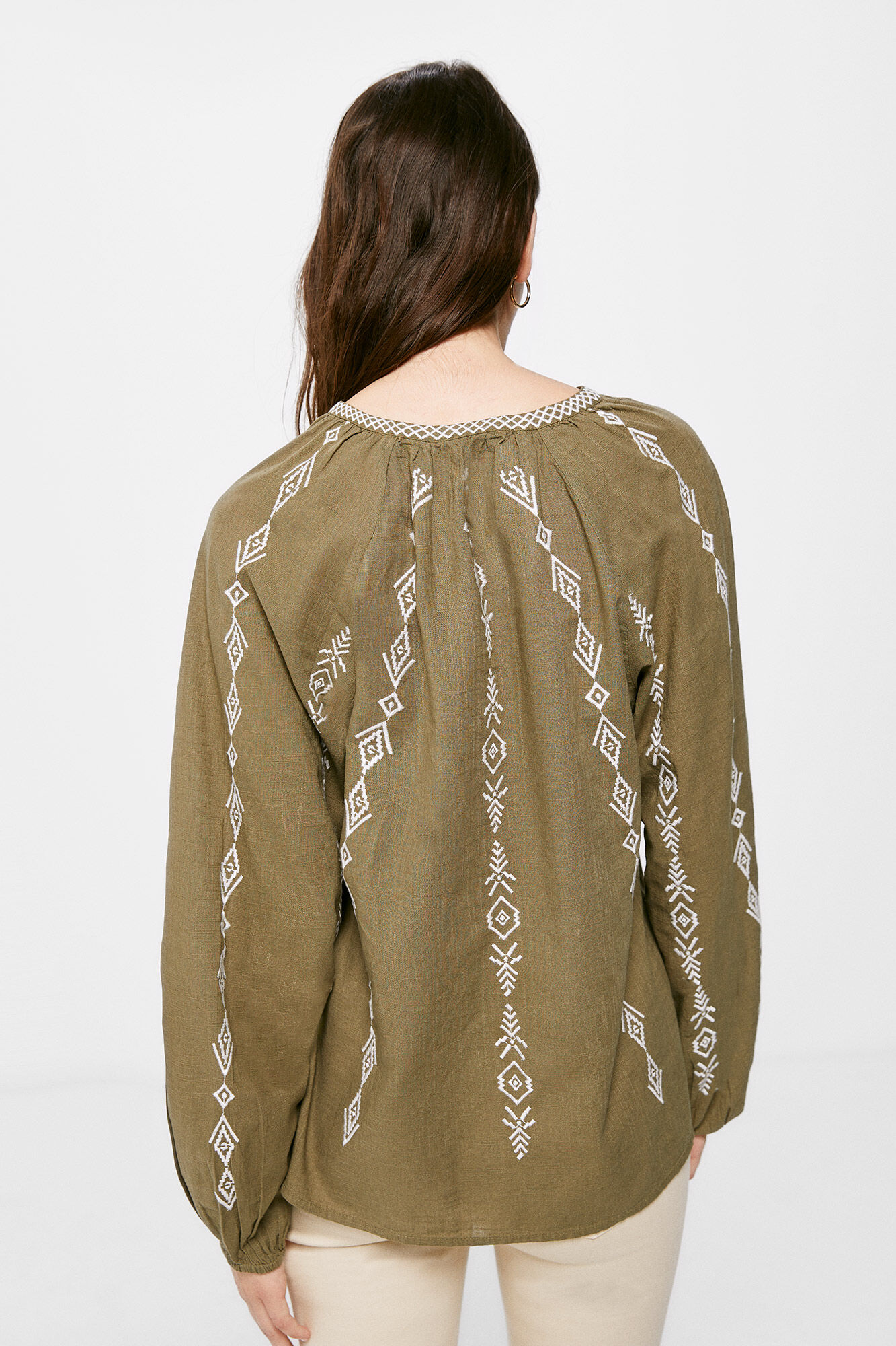 Blusa volumosa bordada