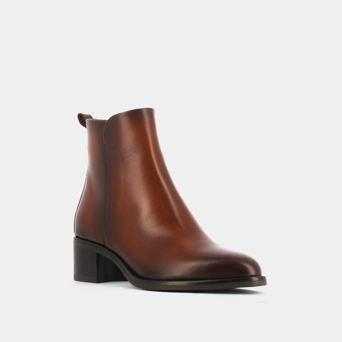 Bottines à talons et bouts pointus  en cuir cognac