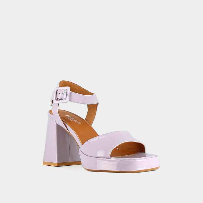 Sandales à brides et plateformes  en vernis lilas