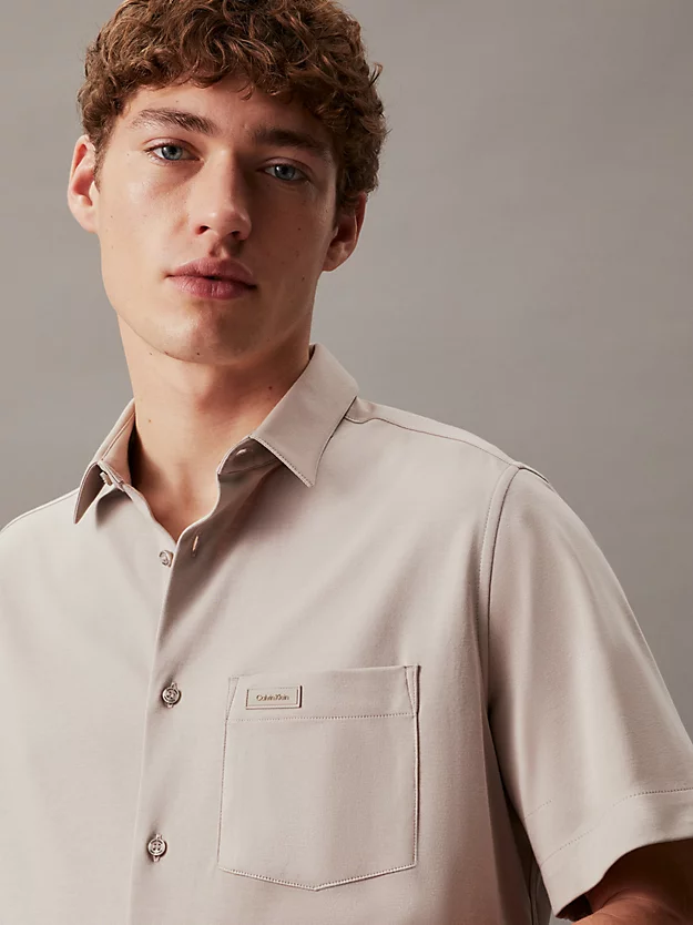 Camisa de manga curta com bolso