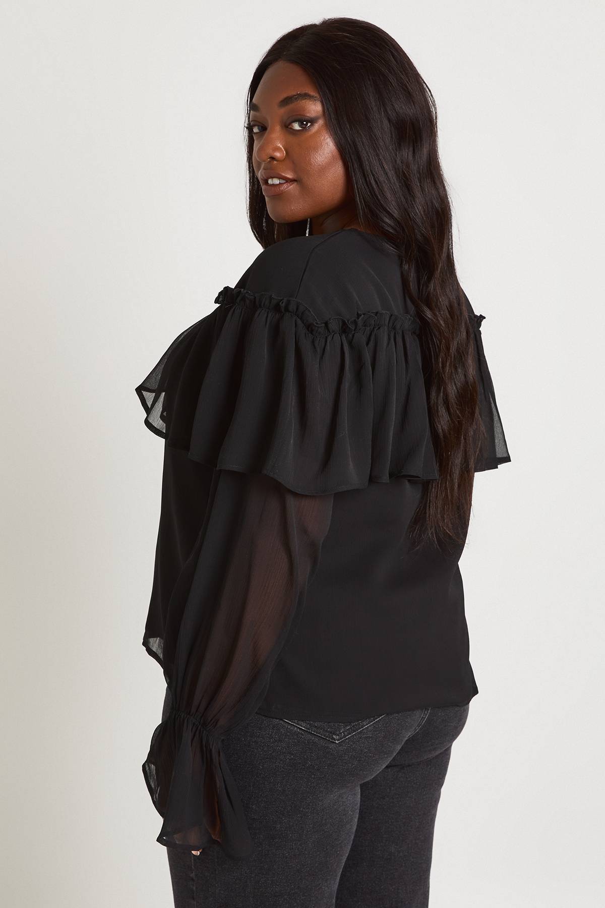 boohoo Blouse Grande Taille En Mousseline À Volants Sur Le Devant
