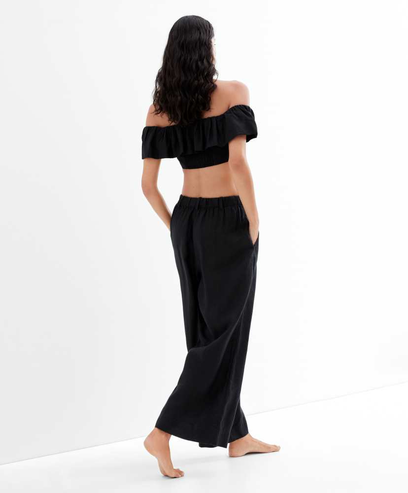 Blusa de linho com ombros à mostra