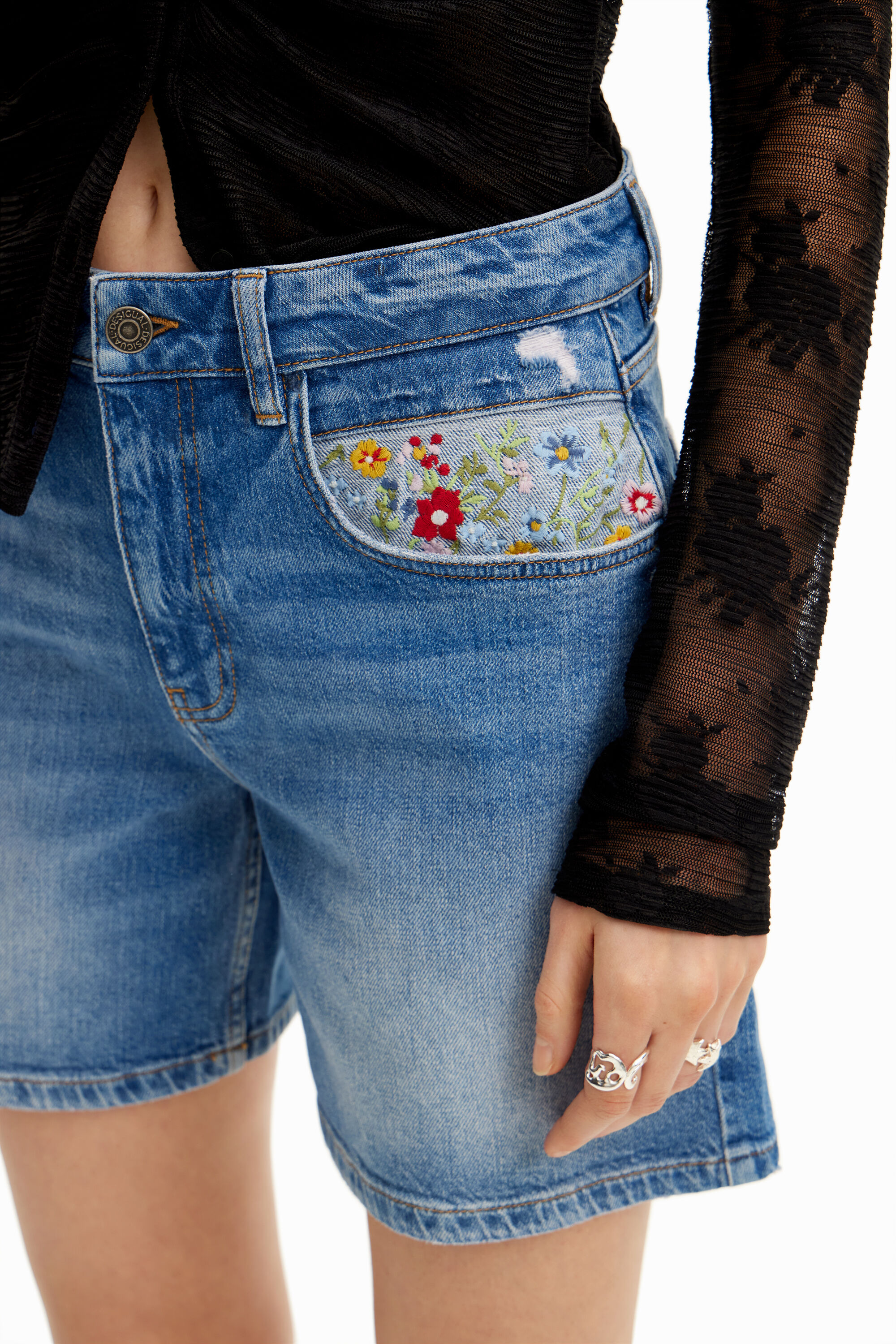 Bordados em jeans curtos
