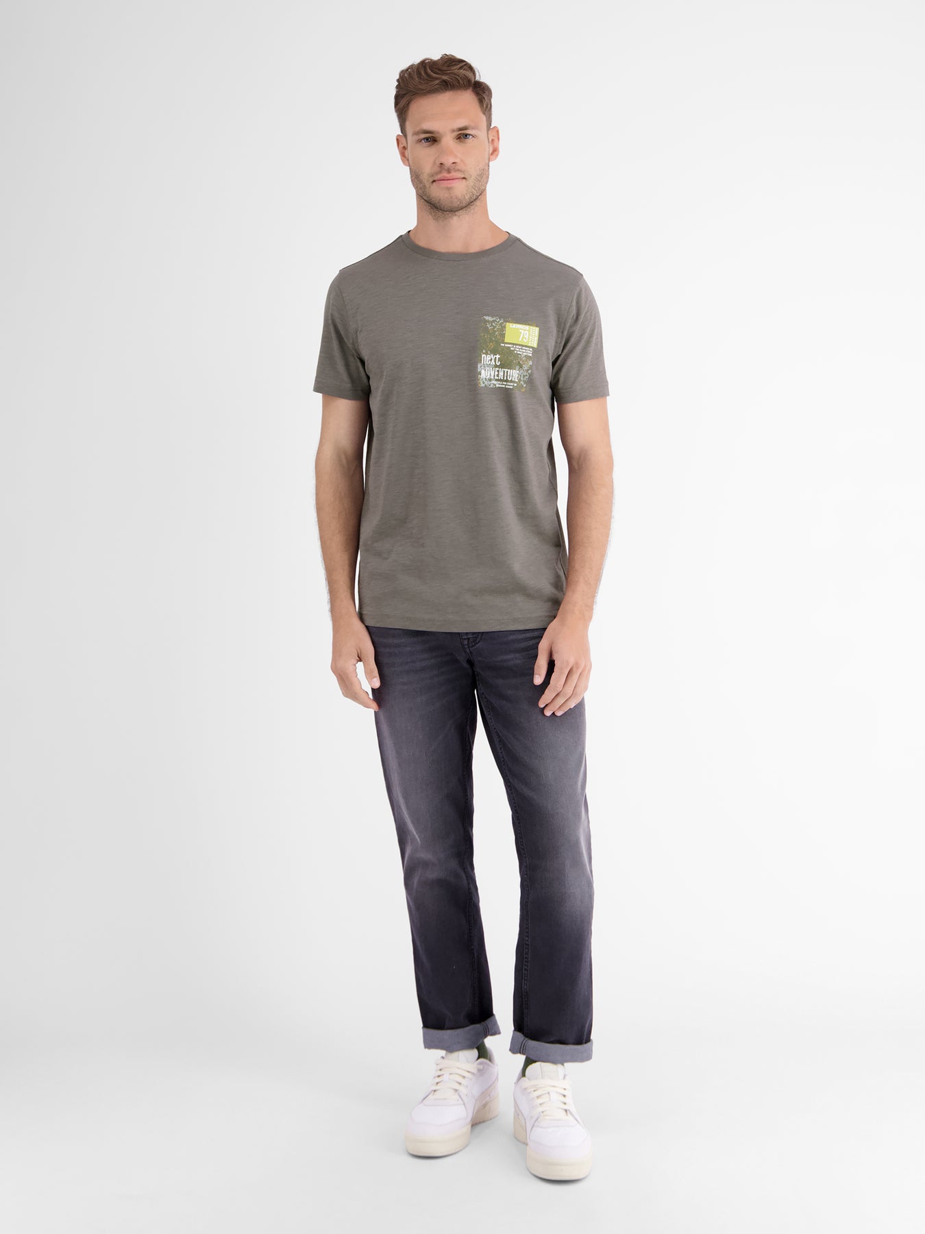 O-Neck T-Shirt. Brustprint