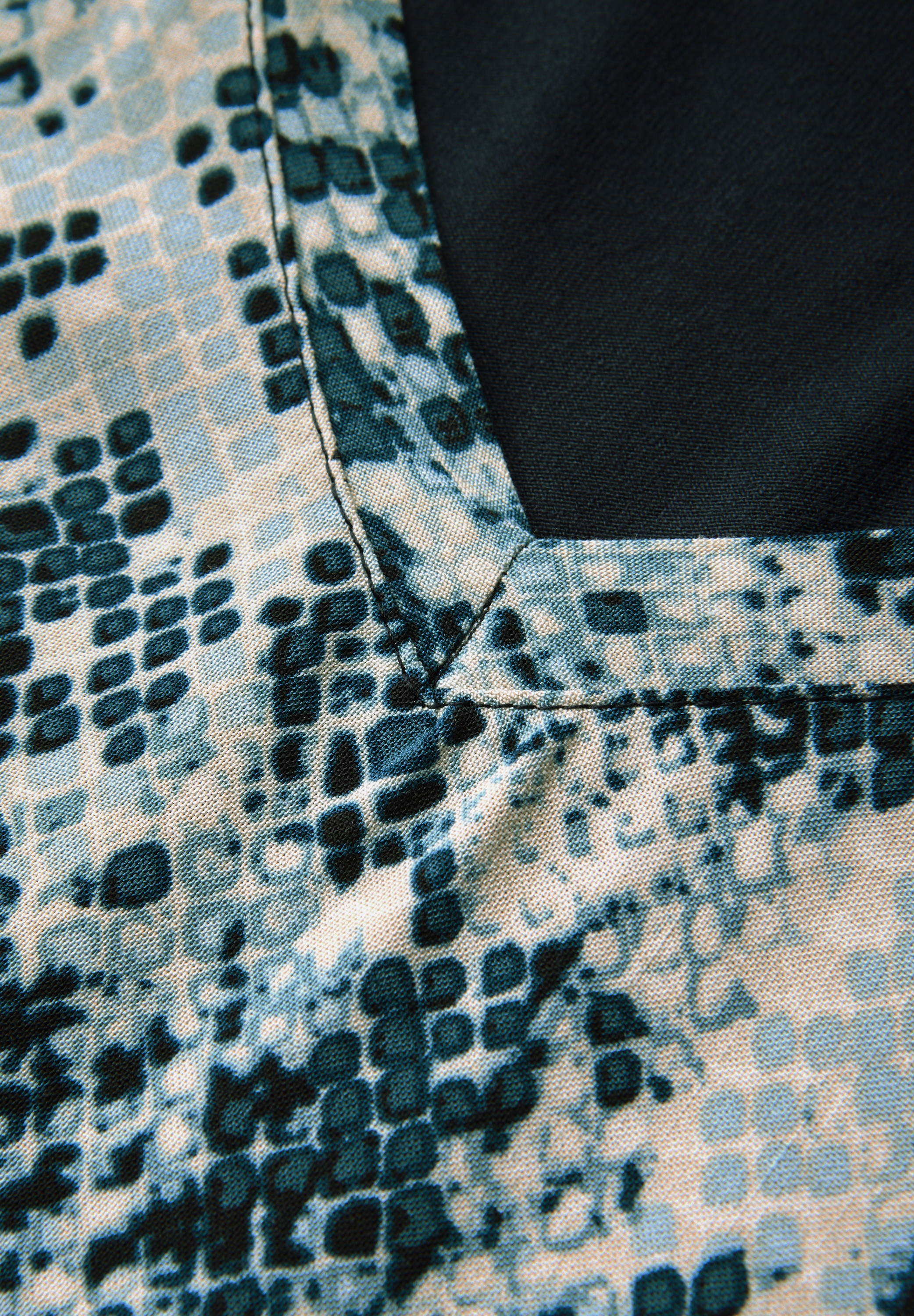 STREET ONE Shirttop , mit gemusterter Front aus Viskose und V-Ausschnitt
