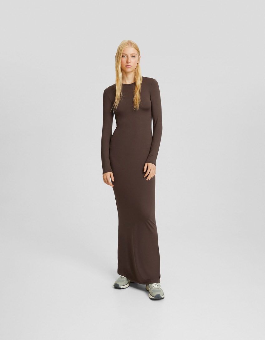 Vestido longo com costas abertas e mangas compridas.