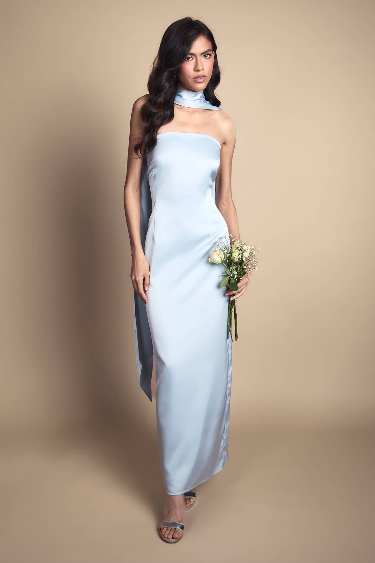 Oasis Robe Longue De Demoiselle D'honneur Bandeau En Satin Bleu Clair Avec Foulard