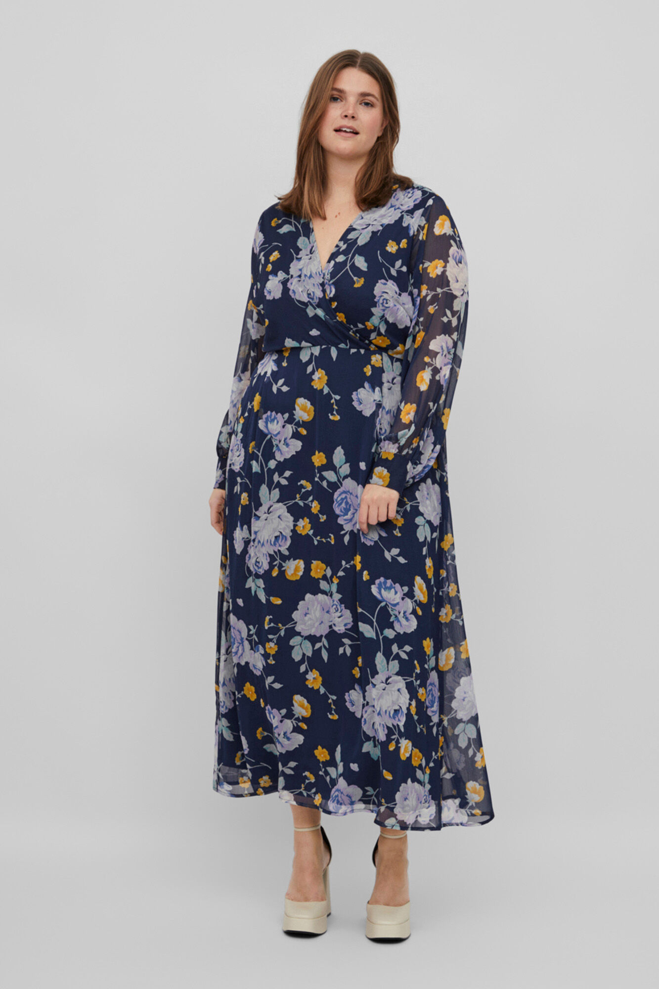 Vestido longo de chiffon estampado com mangas compridas da Evoked by Vila - Azul Marinho