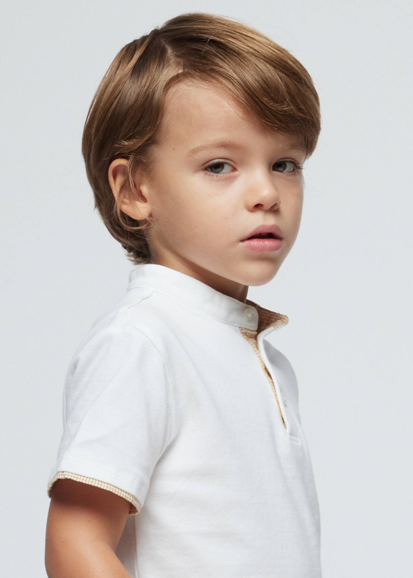 Conjunto de duas peças para meninos: camisa polo e bermuda, cor ocre.