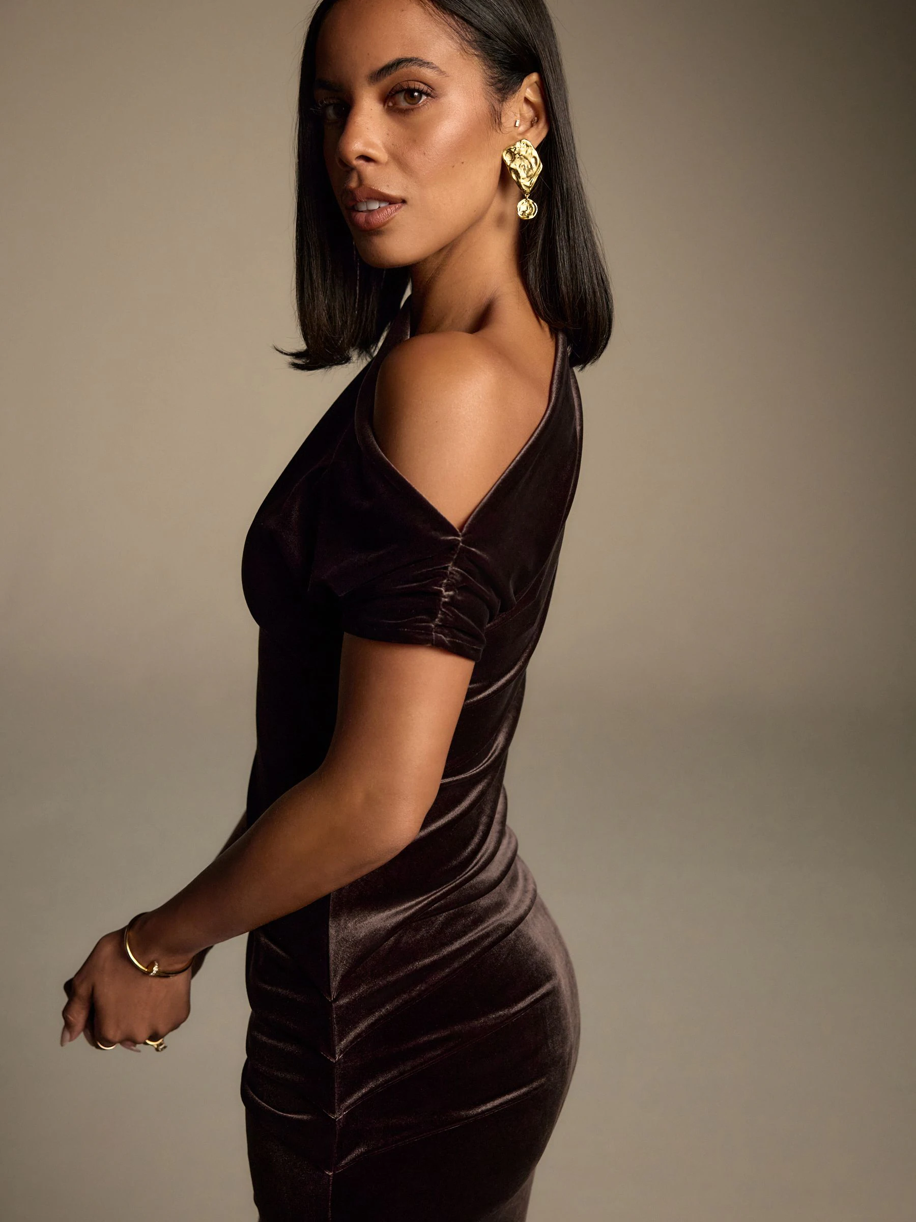 Chocoladebruin - Velvet Off Shoulder Column Midi Dress