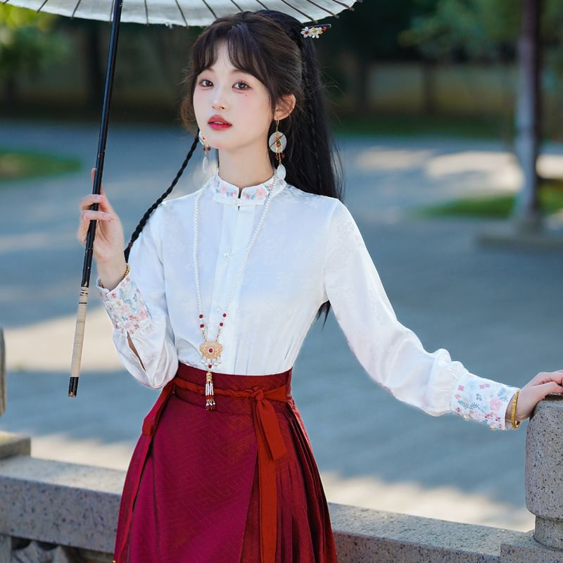 Girls Supply - Blouse met lange mouwen, mandarijnkraag en bloemenborduursel / A-lijn geplooide jacquard Hanfu-rok met hoge taille / Vlinderketting