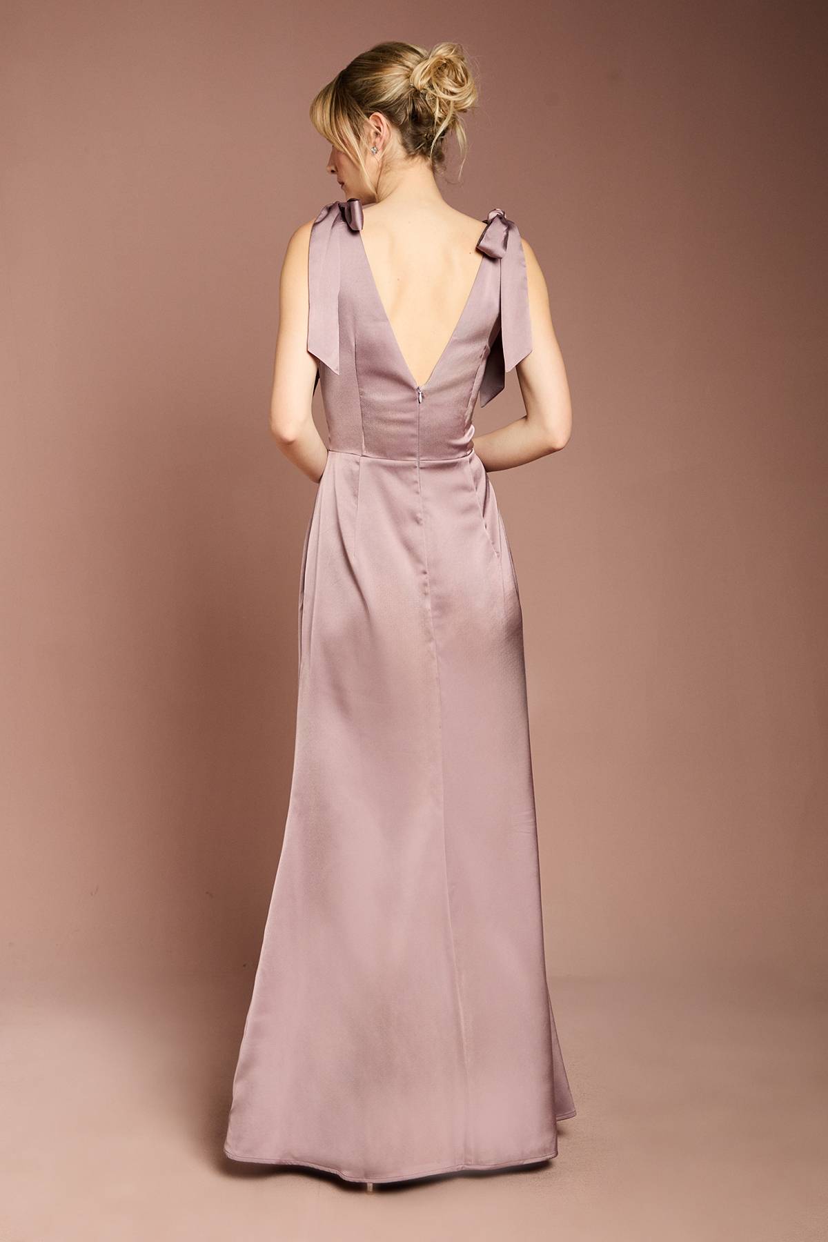 Coast Robe de Demoiselle d'Honneur Maxi Coast Honoured en Crêpe Satiné à Col V et Épaules Nouées