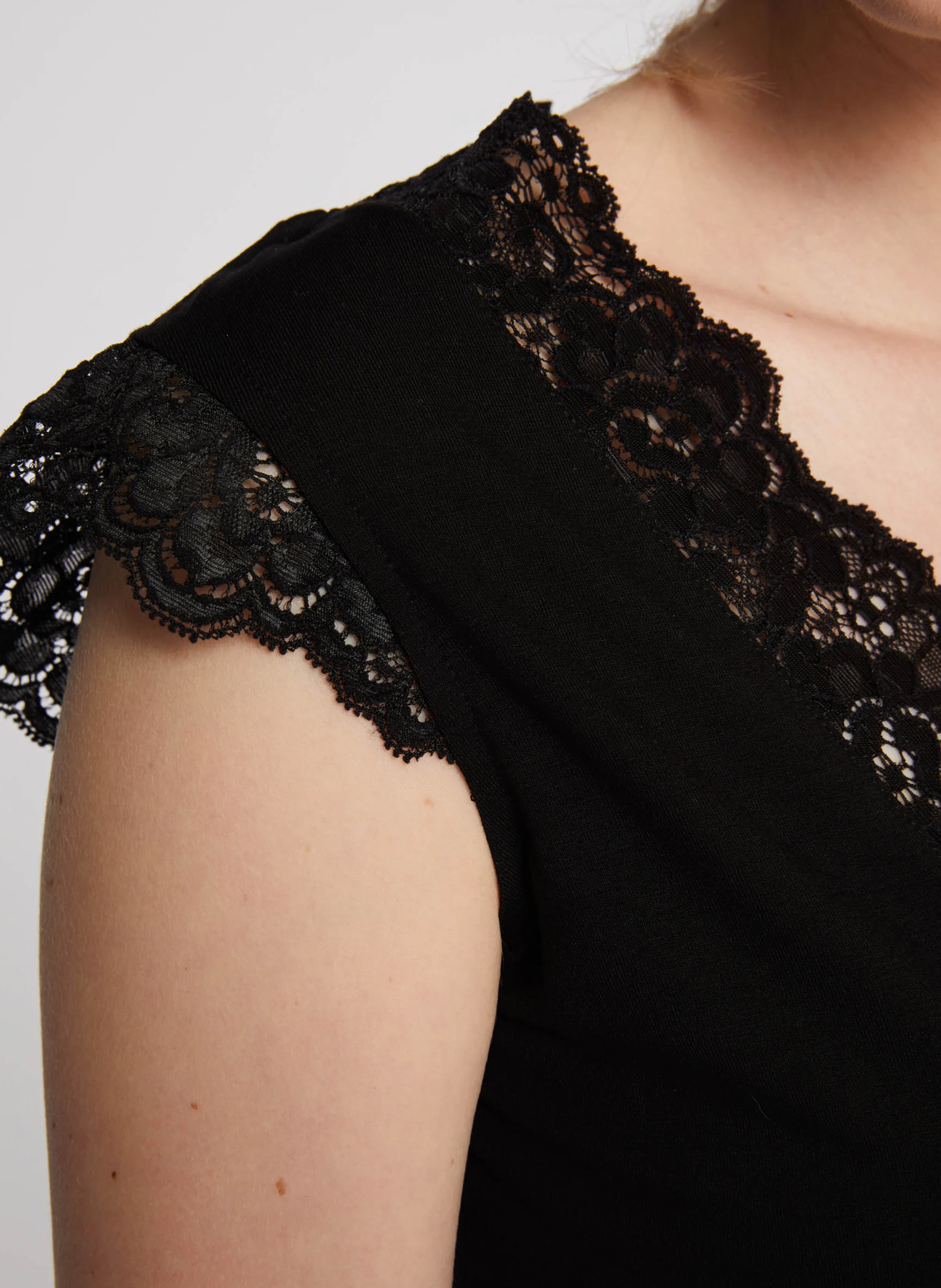 Top col V à dentelle | Noir