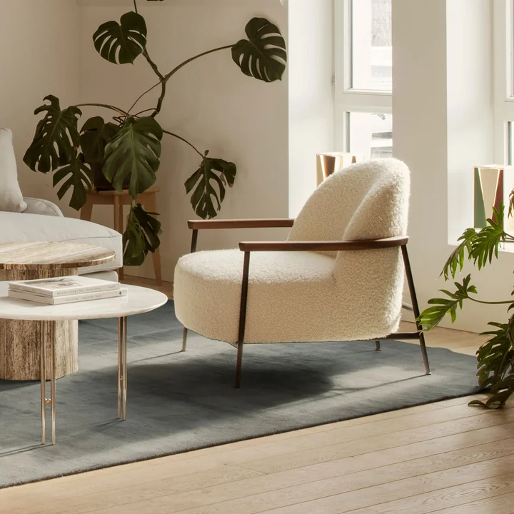 Gubi - IOI Coffee Table, Ø 100 cm, schwarz matt / Travertin rippled beige