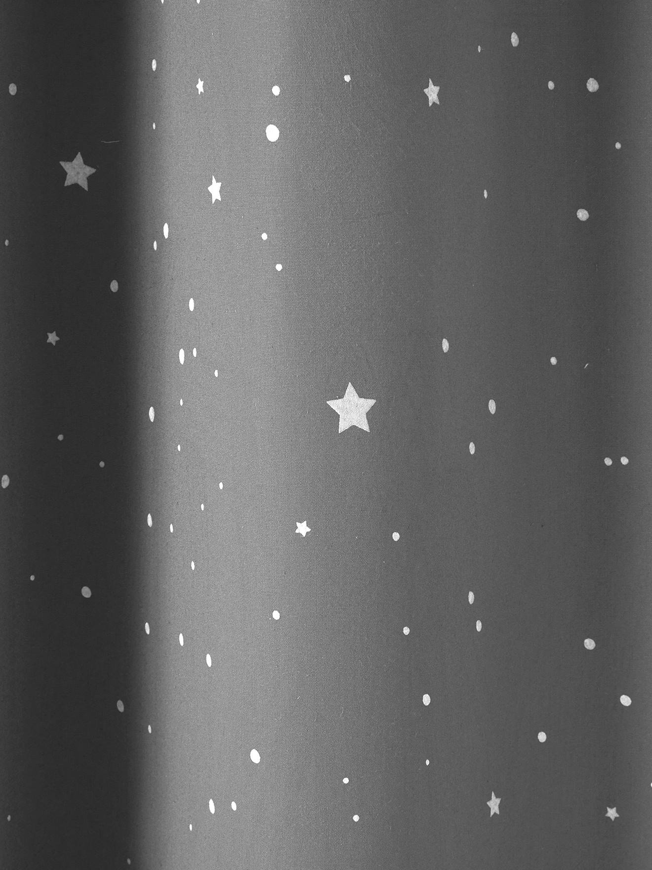 Cortina blackout com detalhes fluorescentes. Estampa de estrelas em cinza escuro.