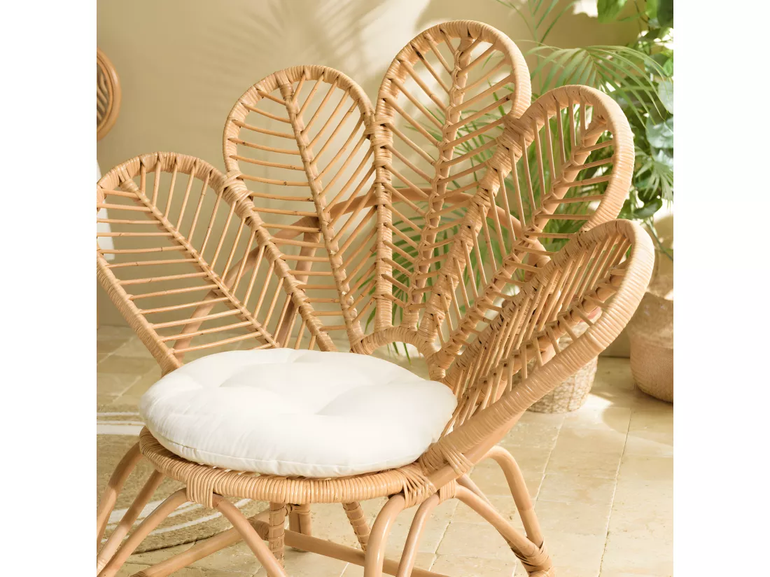 KALLY - Fauteuil 'fleur' rotin couleur brun miel coussin d'assise blanc KALLY