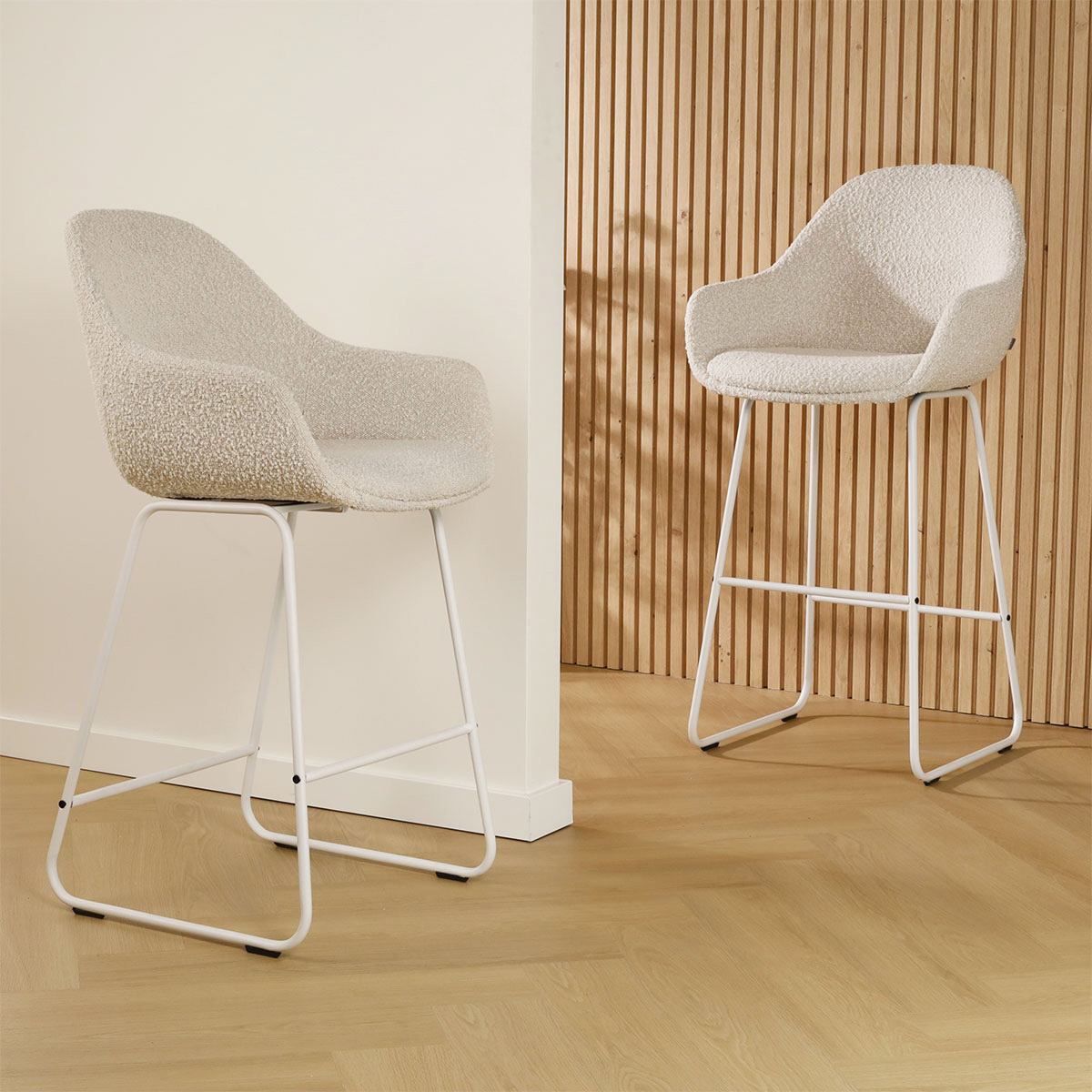 Barkruk Nino-Mae bouclé beige - wit onderstel - 65 cm