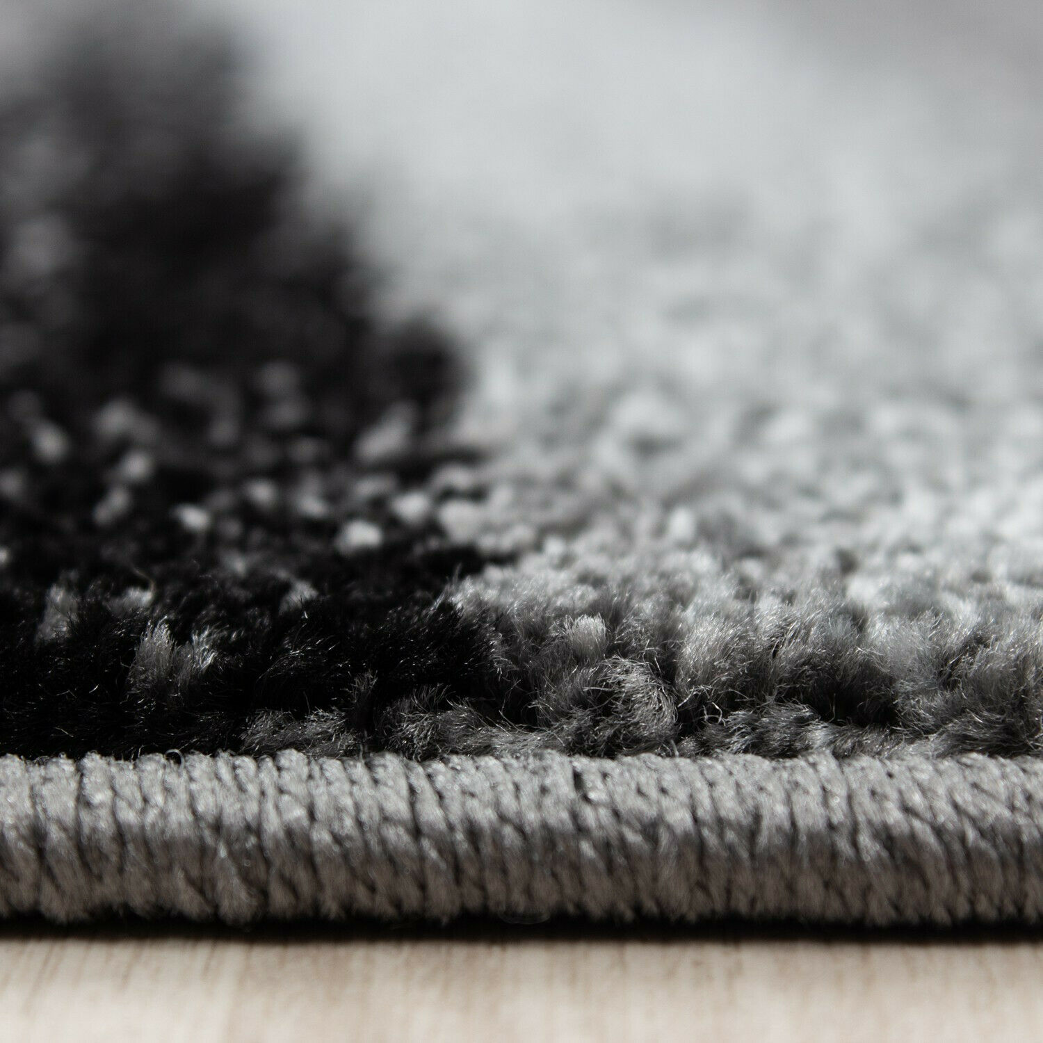 Stilvoller Designer-Kurzflorteppich mit Wellenmuster in Schwarz und Grau