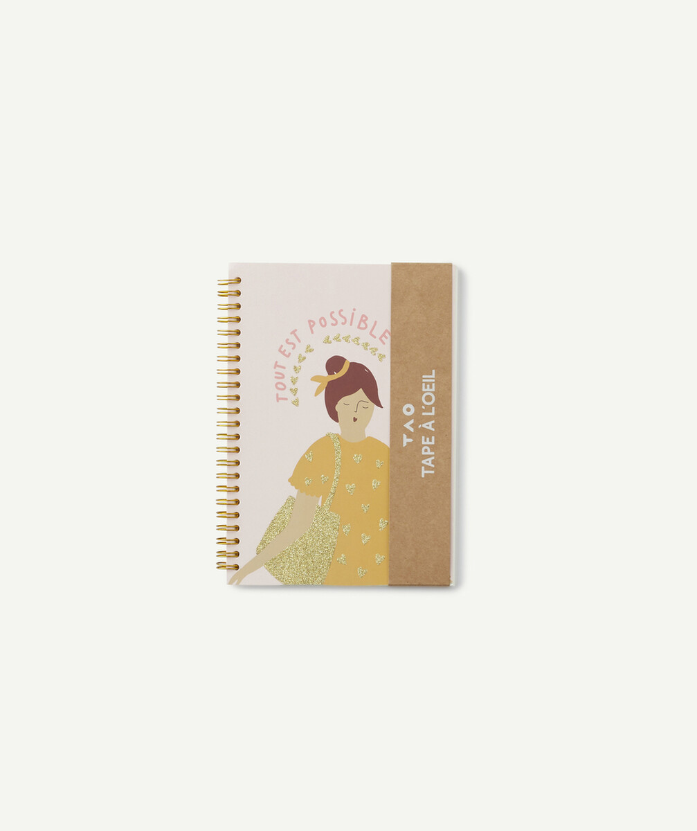 LE CARNET À LIGNES ROSE AVEC OEILLETS
