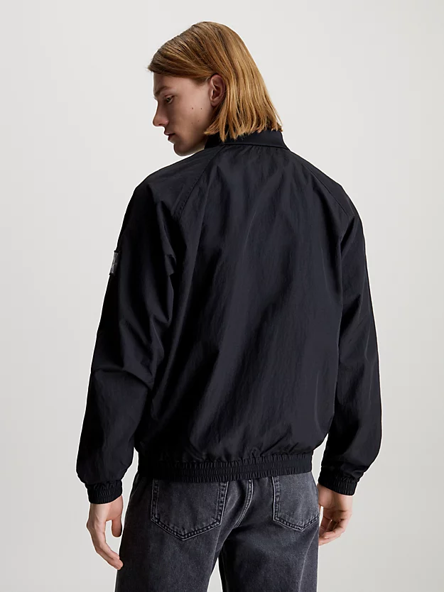 Jaqueta bomber estruturada em nylon