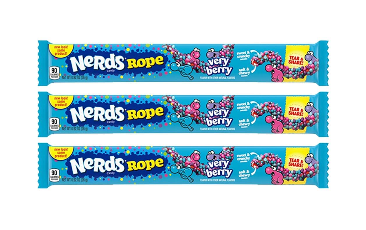 Rope Very Berry 3x 26 gFlexible Bonbonstange mit knusprigen Nerd-Dragees dekoriert