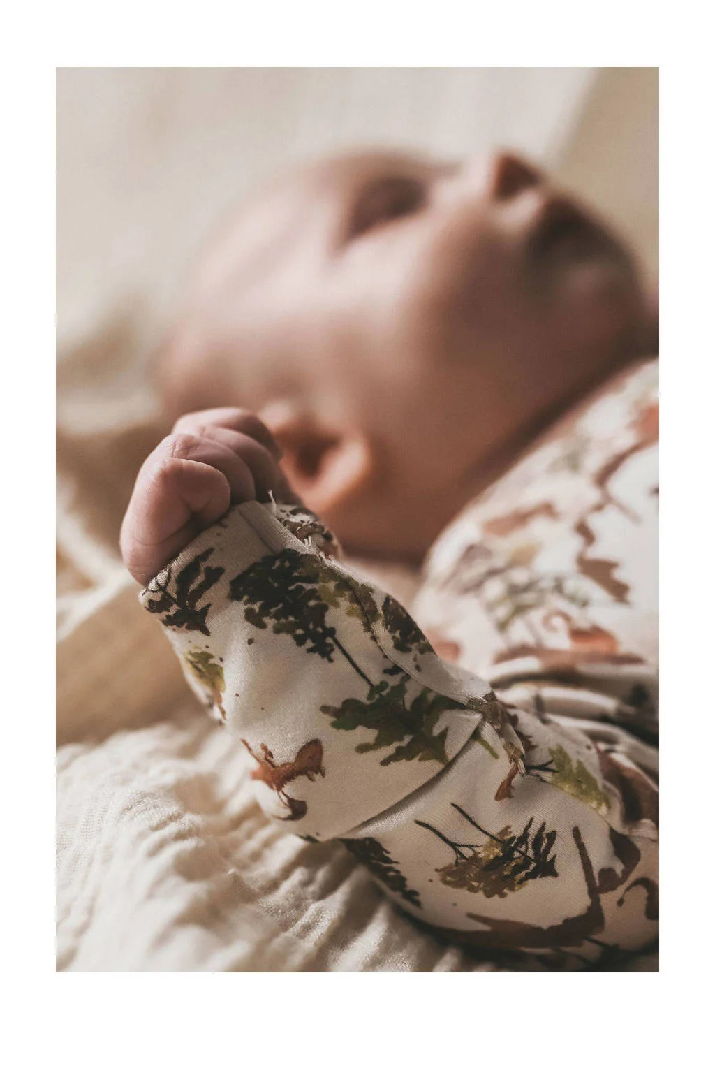 Your Wishes baby longsleeve met all over print en overslag detail wit/groen/bruin