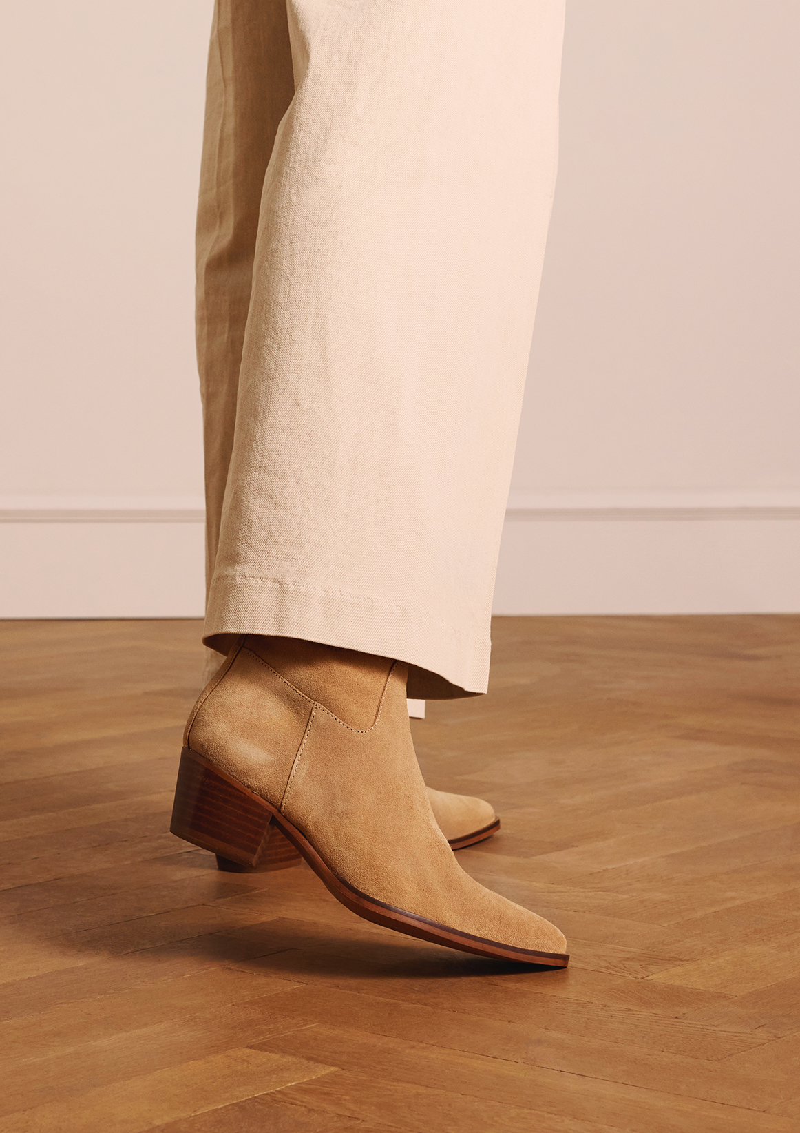Beige suède chelsea boots