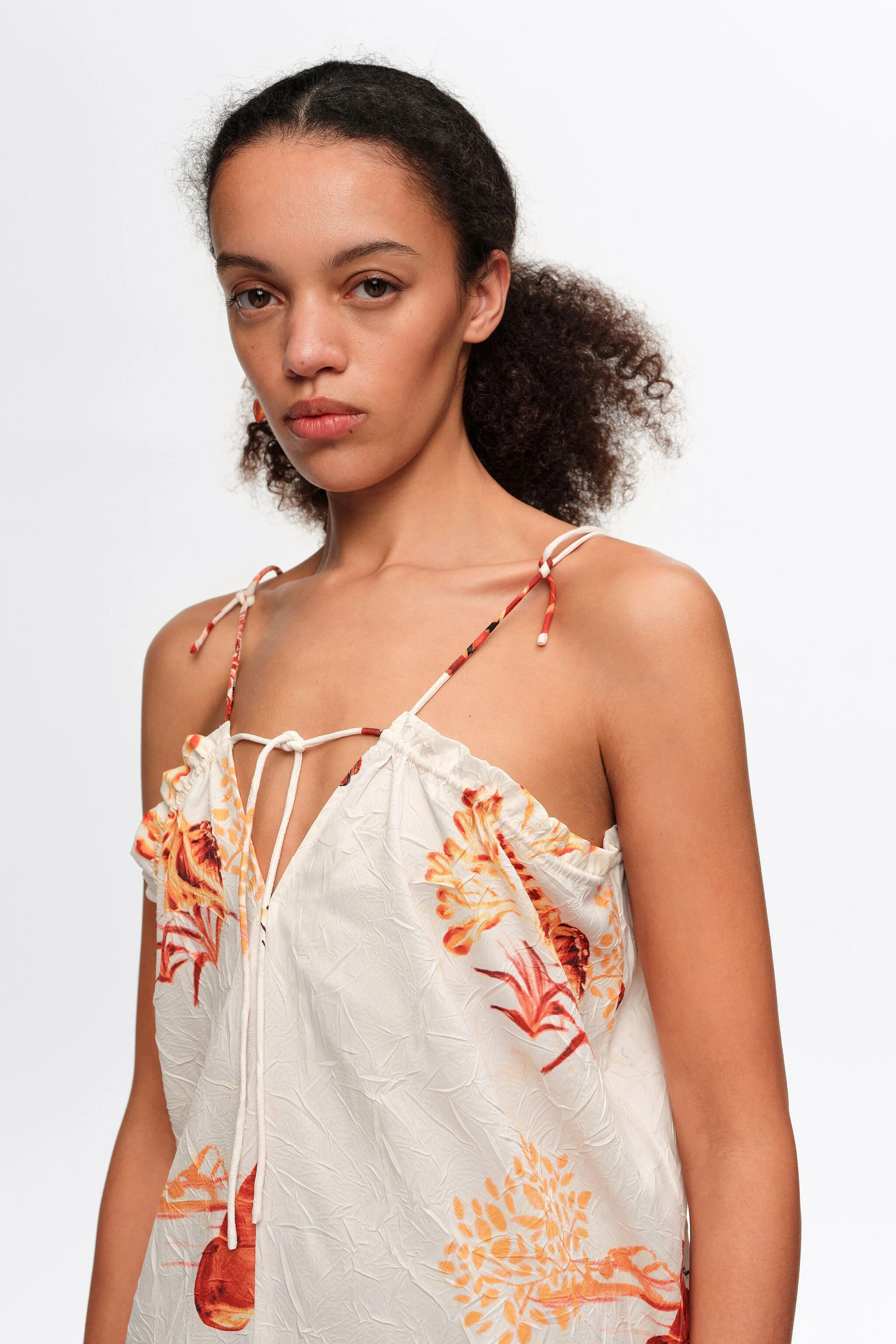 Vestido midi laranja com estampa de tartaruga e alças ajustáveis.