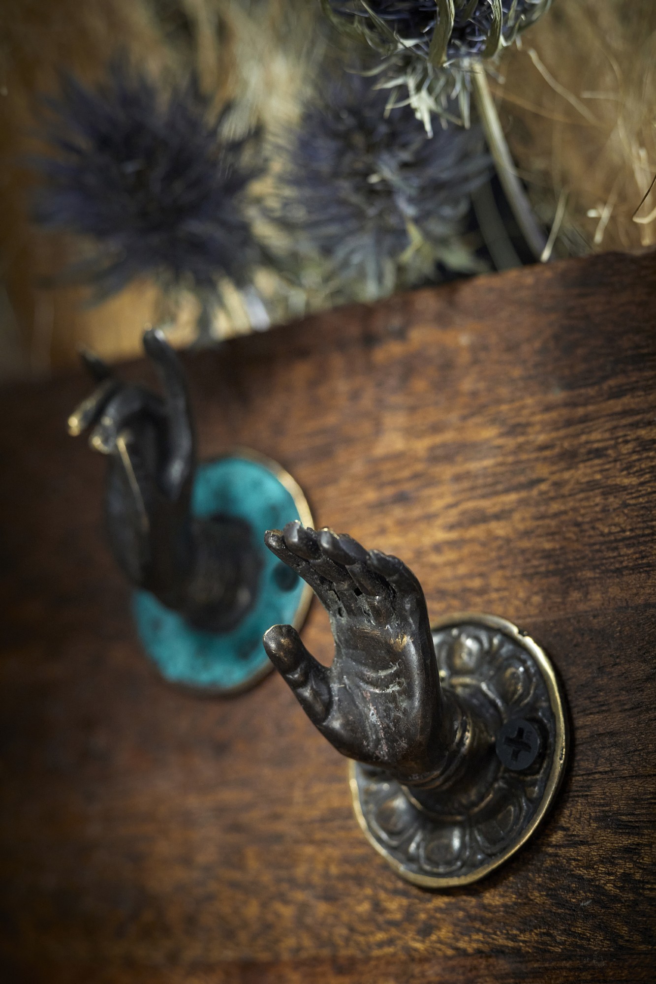 Wandhaken 'Hand links', aus Bronze, Ø 4 cm, H 4 cm von fischer's lagerhaus