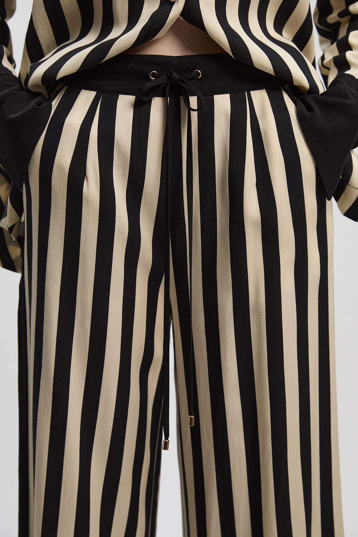 KarenMillen Pantalon Tissé en Mélange de Coton à Rayures Fluides Mono