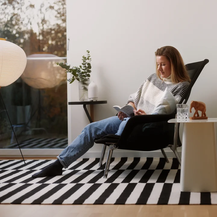 Vitra - Slow Chair, Beschichtet chocolate / Tricot braun / Kunststoffgleiter