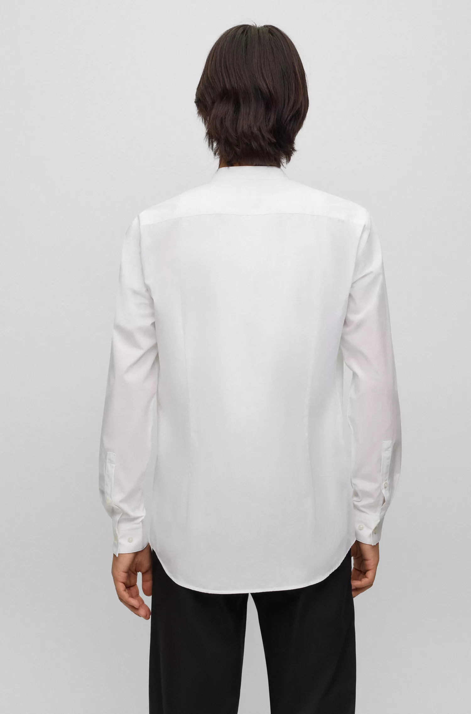 Camisa HUGO vermelha sem gola, corte slim, em popeline de algodão fácil de passar.