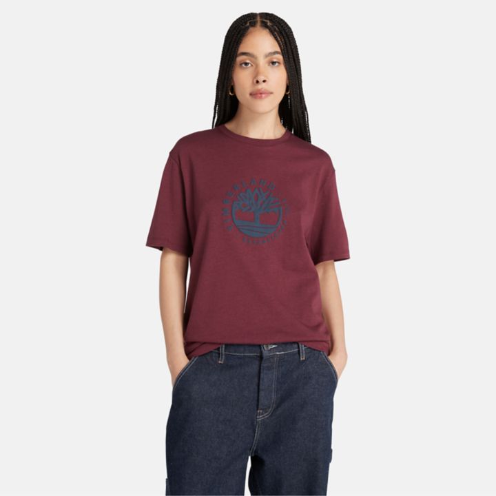 Camiseta Tencel x Refibra com estampa gráfica na cor bordô.