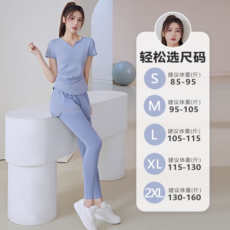 FAYE - Set: sport-T-shirt met korte mouwen, inkeping in de hals en ruches + tweedelige yogalegging met hoge taille